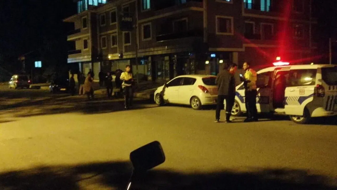 Motosikletle otomobil çarpıştı: 3 yaralı