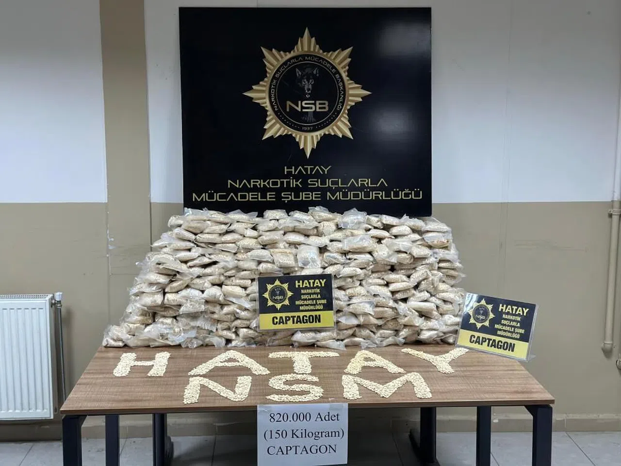 Polis köpeği Jessie, toprağa gömülü 820 bin hapı buldu