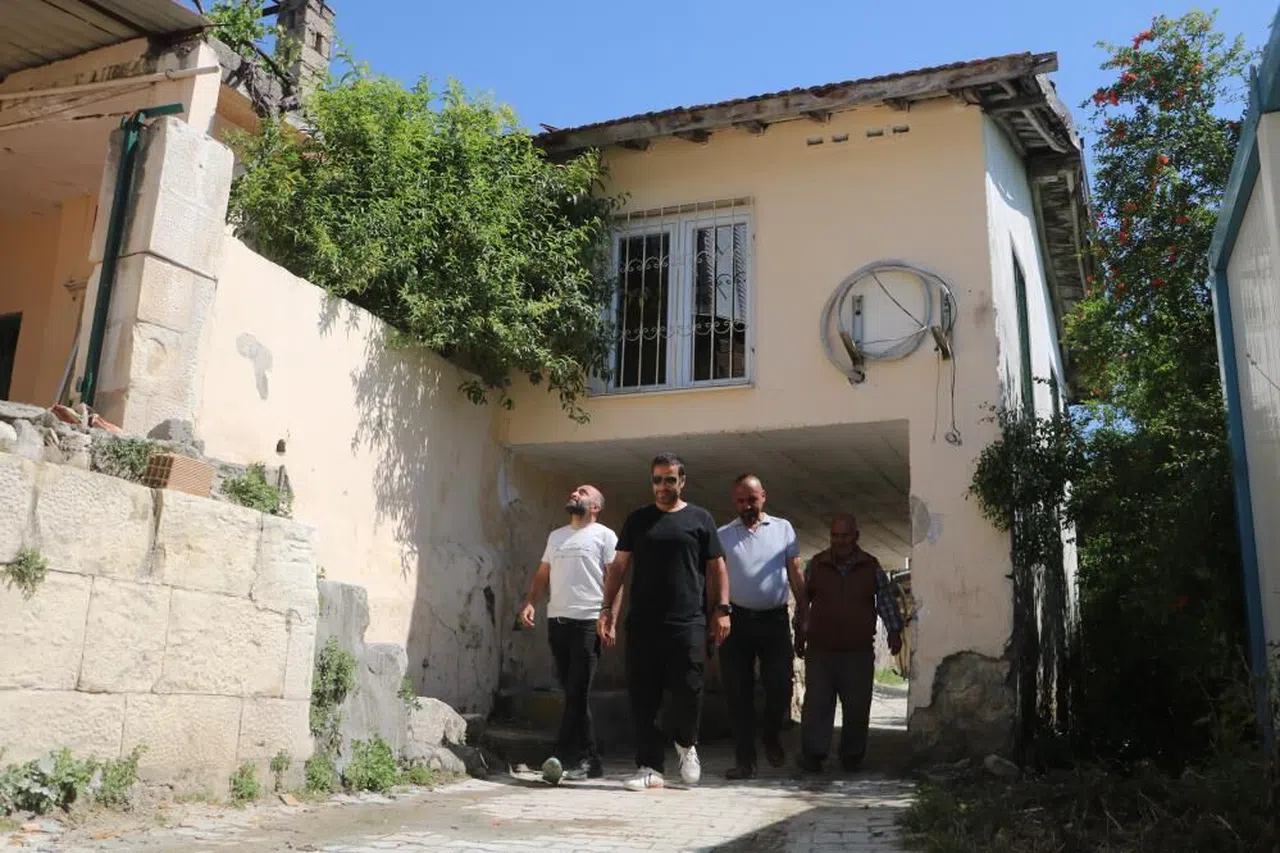 Bu caminin altından yol geçiyor