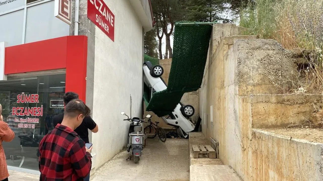 Otomobil 5 metre yükseklikten beton zemine düştü