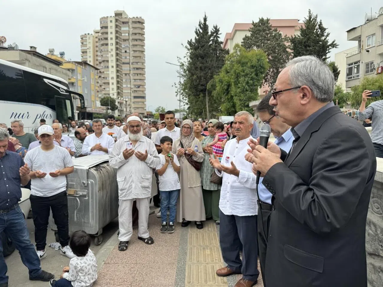 Mersin'den 39 hacı adayı dualar eşliğinde uğurlandı