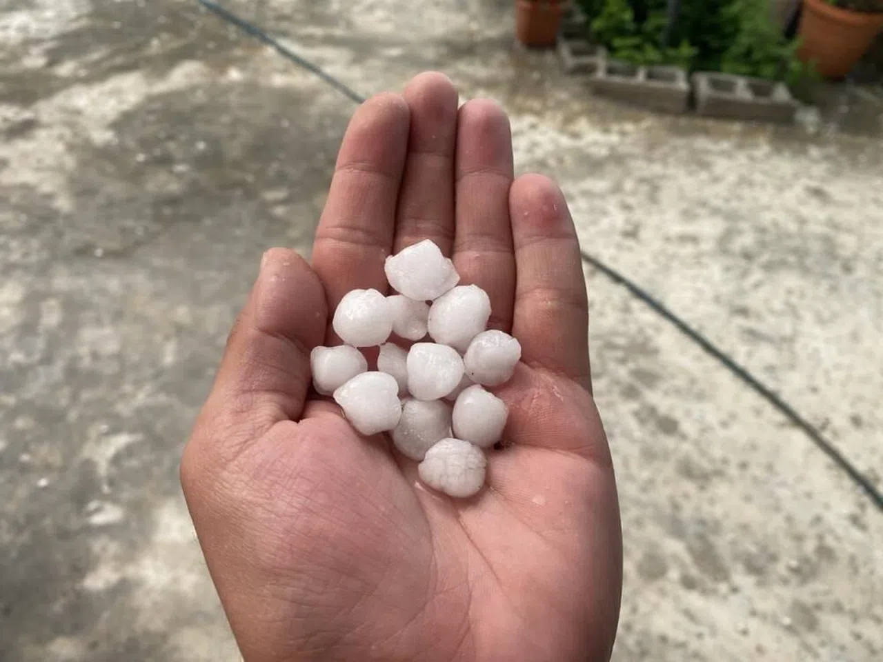 Kahramanmaraş’ta fındık büyüklüğünde dolu yağdı