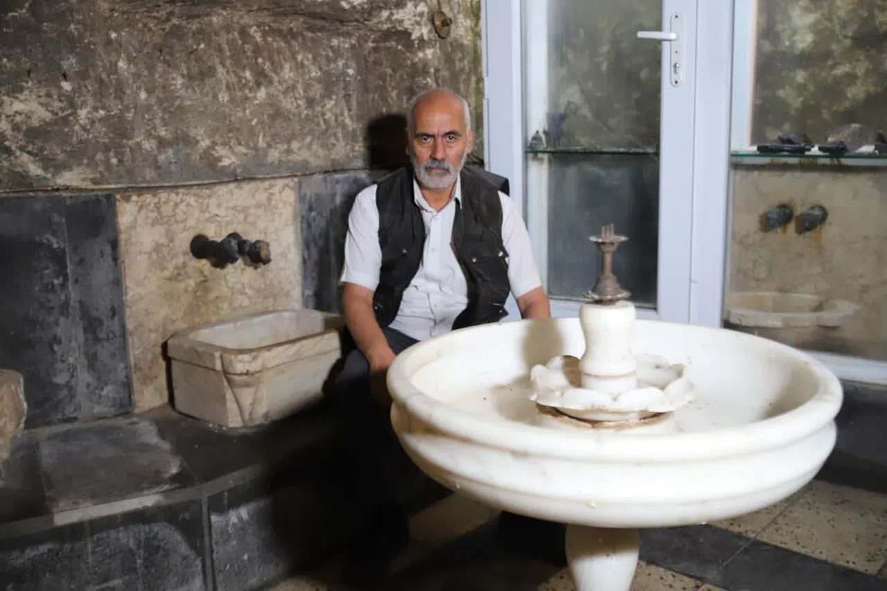 Binlerce yıllık hamam mağarasını keşfetti