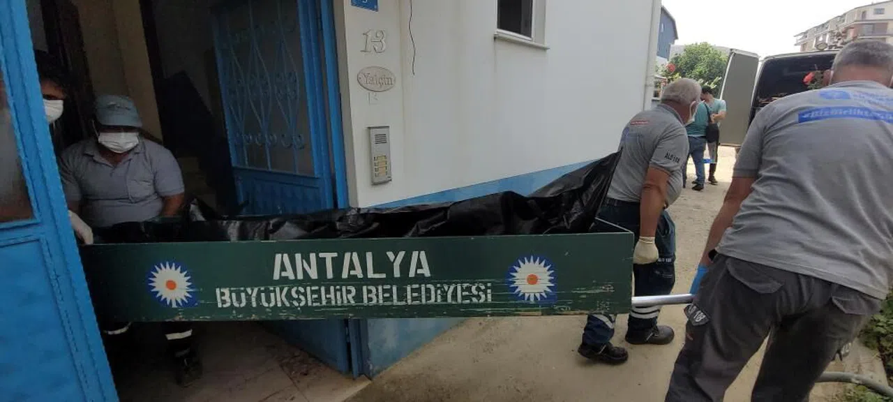 Ev sahibinin fark ettiği koku, kiracının ölümünü ortaya çıkardı