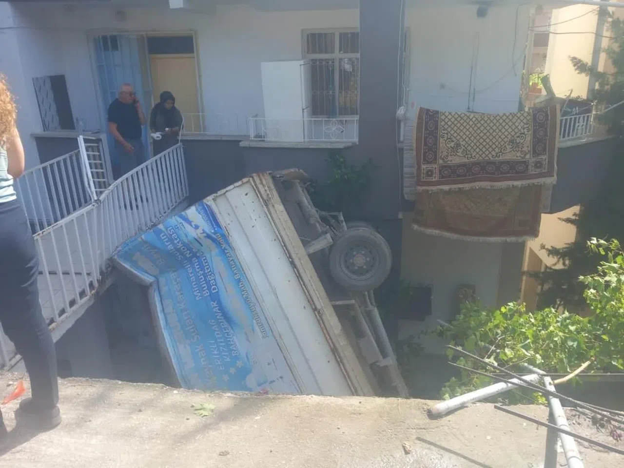 Kamyonet apartman bahçesine düştü