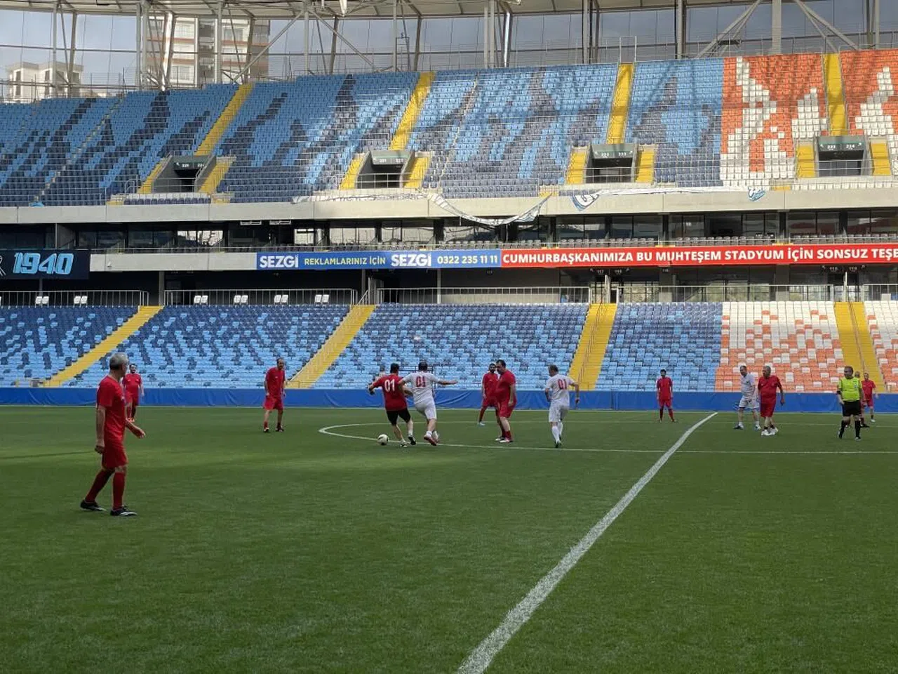 Adana'da protokol ve basın yeşil sahada karşılaştı