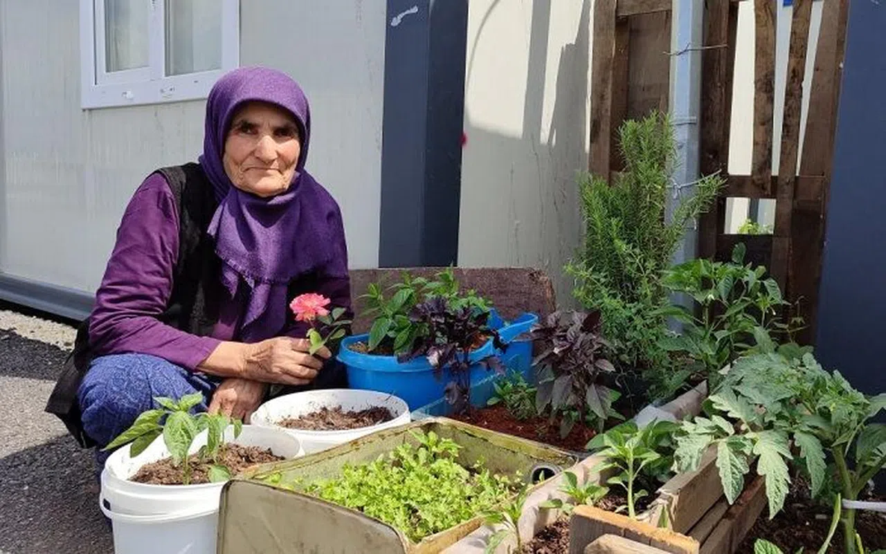 Depremzede kadın konteynerin önüne bahçe yaptı