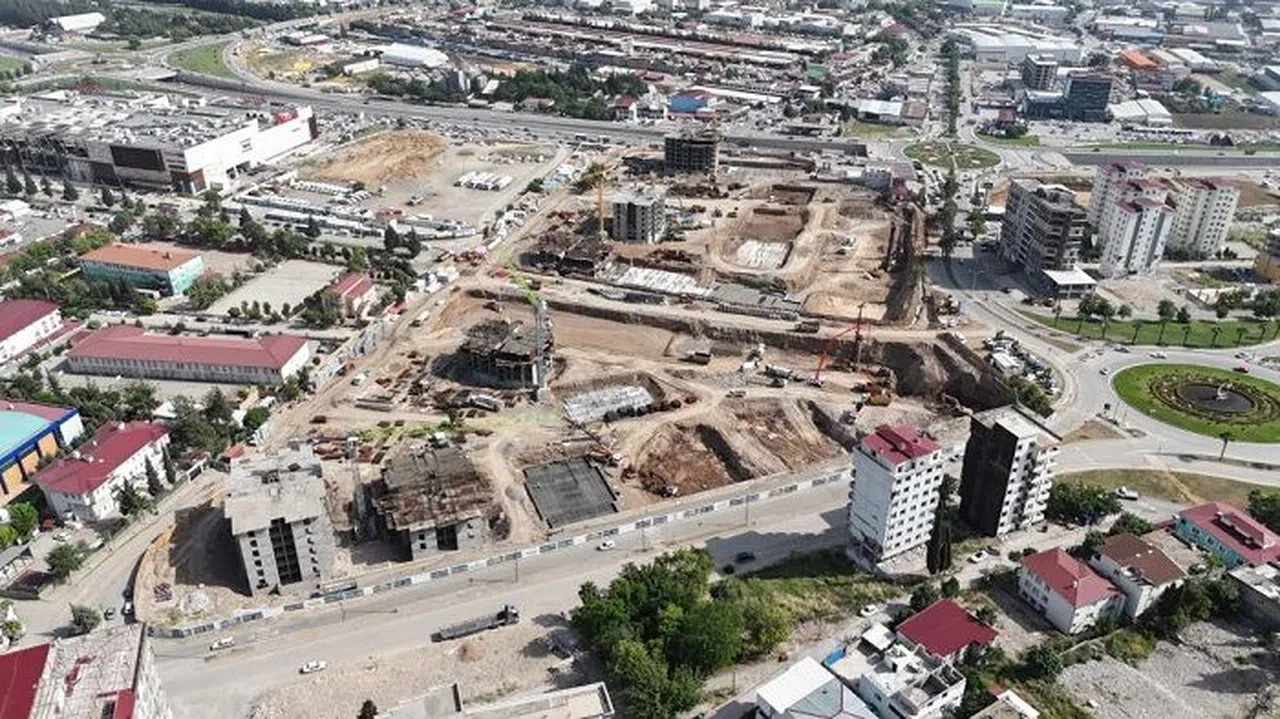 Depremin simgesi Ebrar Sitesi’nin yerinde binalar yükseliyor