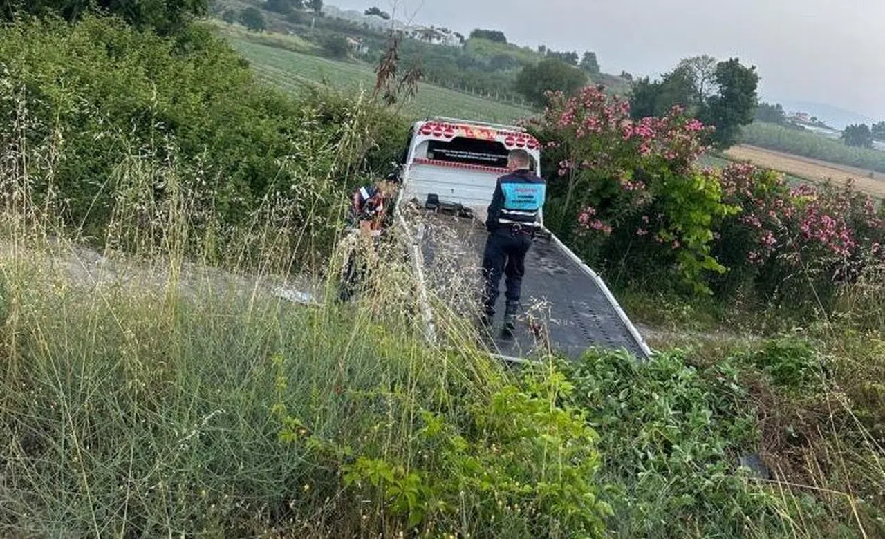 Çekici yoldan çıkarak şarampole indi: 2 yaralı