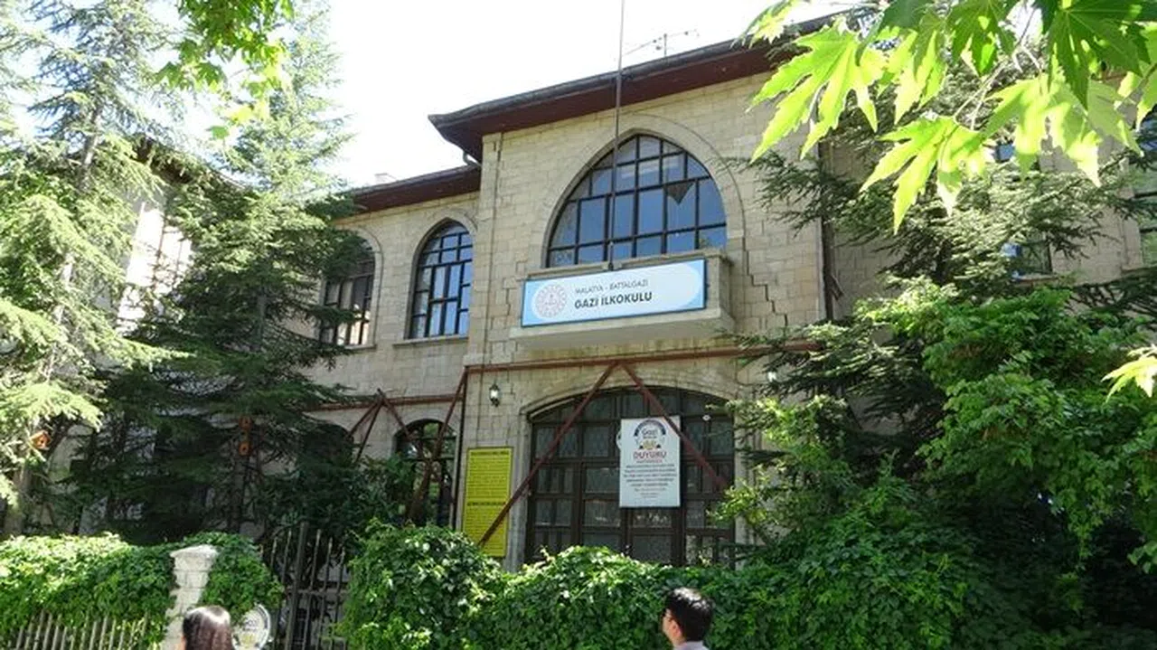 Depremin vurduğu tarihi okul kütüphaneye dönüştürülüyor