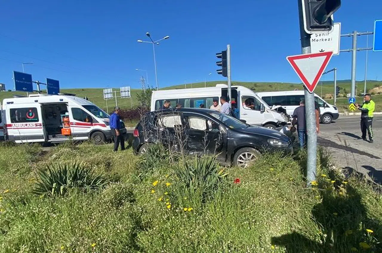 Bingöl’de otomobil ile minibüs çarpıştı: 9 yaralı