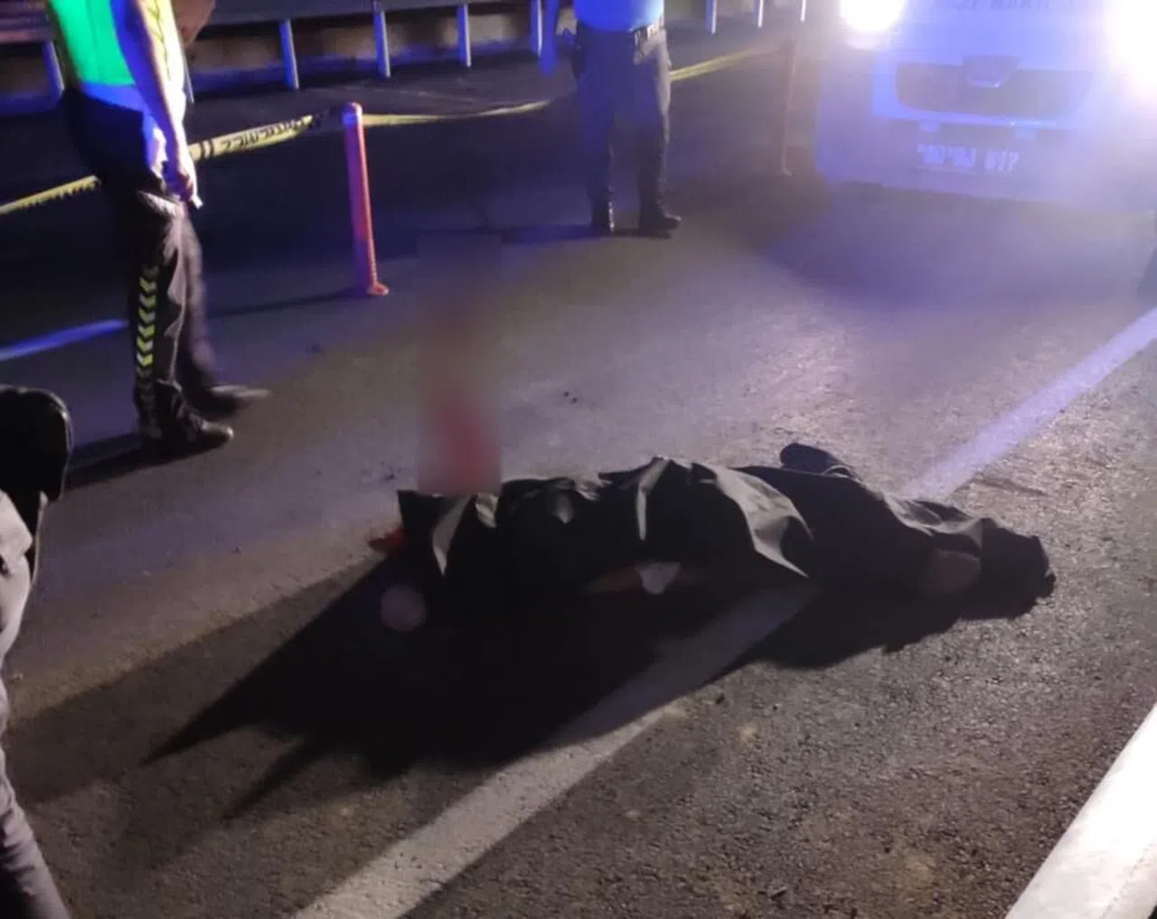 Yol kenarında çalışan işçiye otomobil çarptı