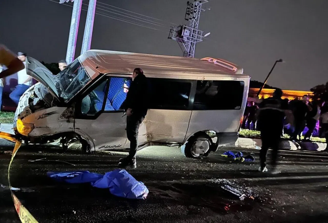 Minibüs orta refüje çarparak savruldu: 1 ölü