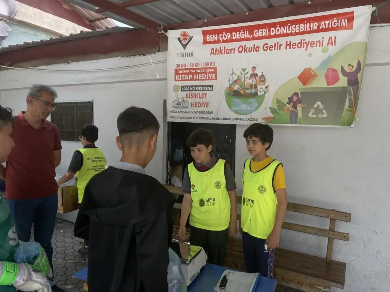 Ödül almak isteyen öğrenciler, okula poşet poşet çöp taşıyor