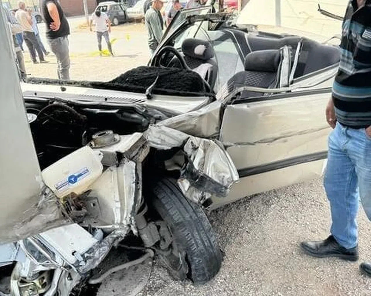 Önce tıra ardından iş yerine çarpan araç hurdaya döndü