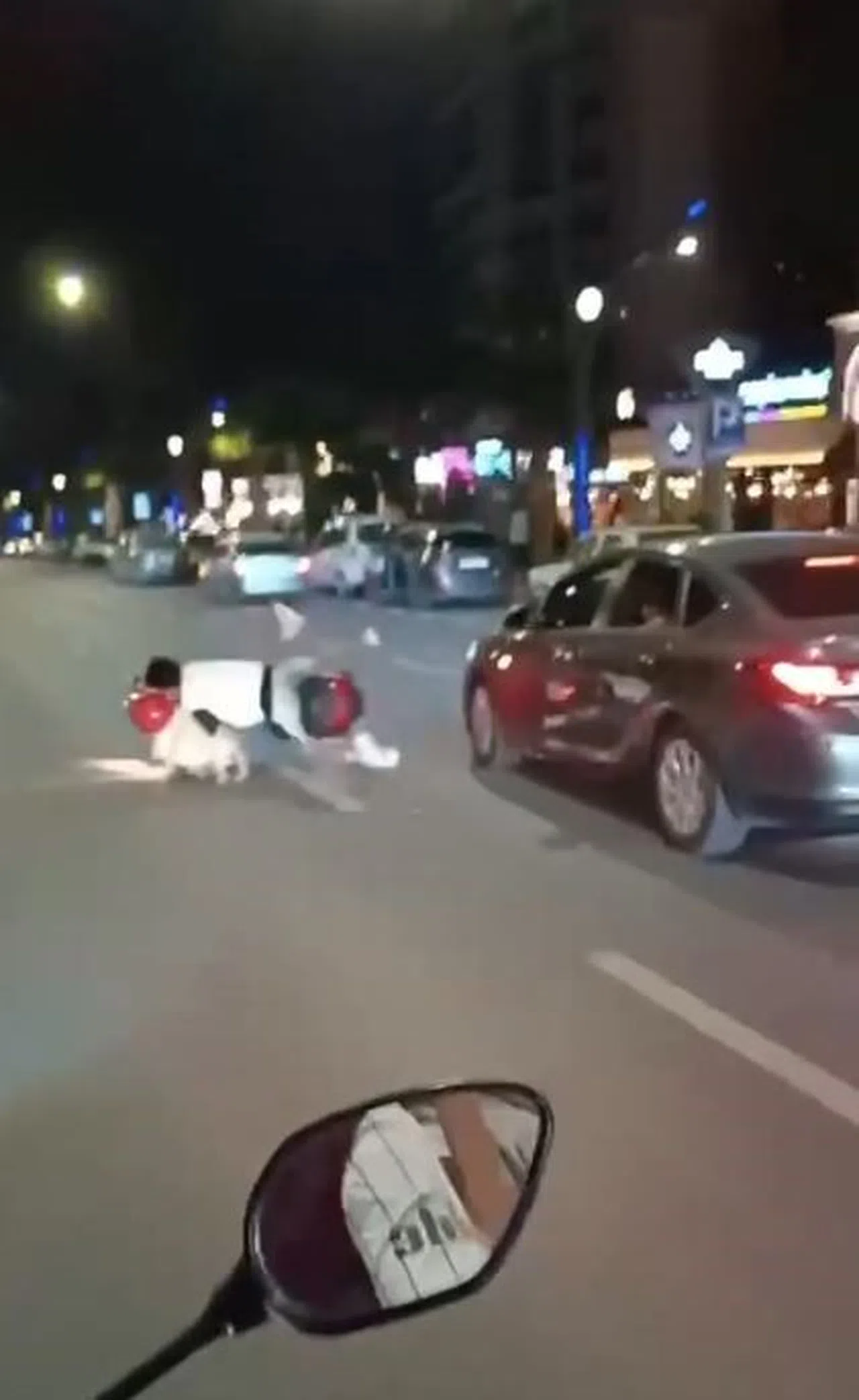 Otomobilin altında kalmaktan son anda kurtuldular