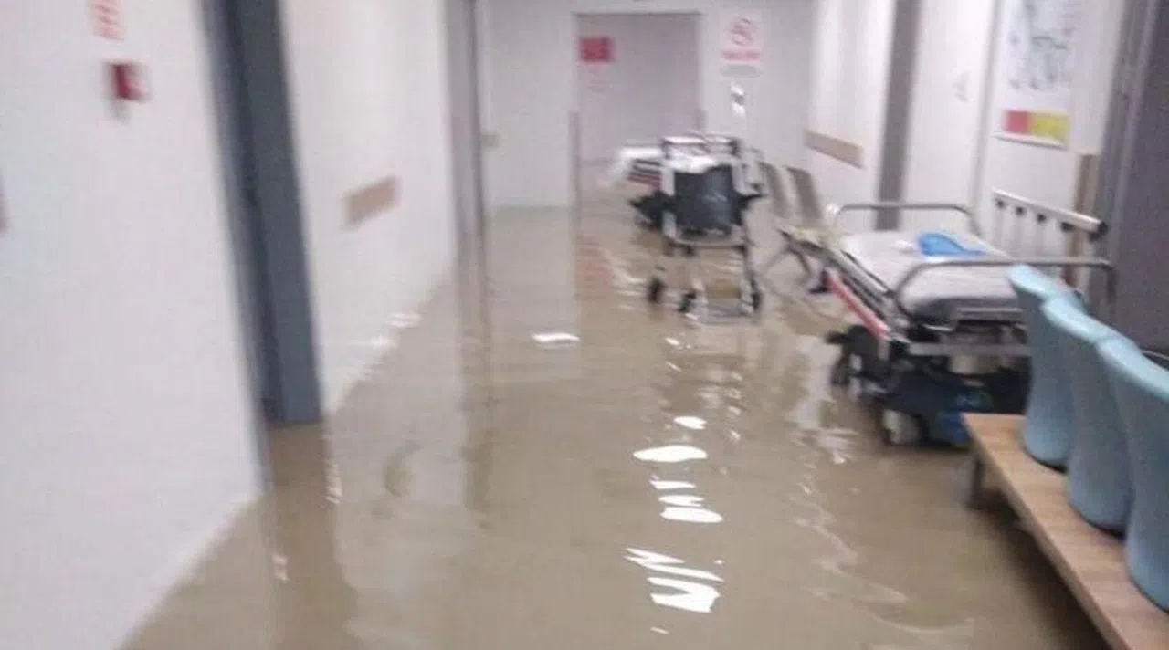 Adana'da sağanak etkili oldu, hastaneyi su bastı