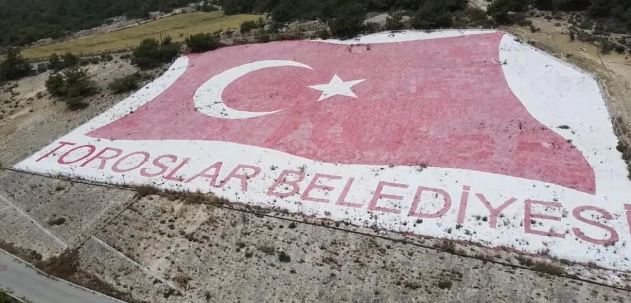 Mersin'in simgesi dev Türk bayrağı bakıma alınıyor