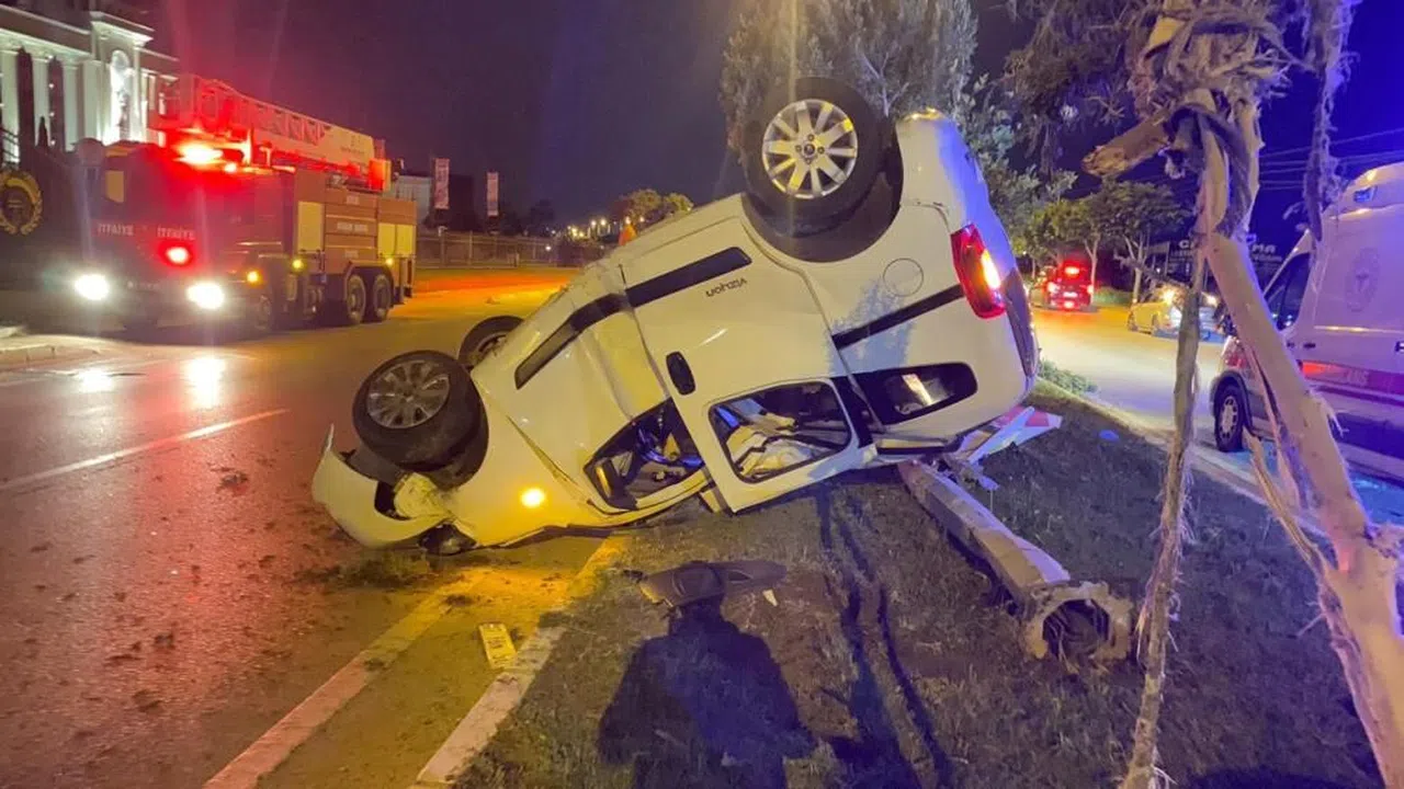 Refüje çarpan ticari araç takla attı: 1 yaralı