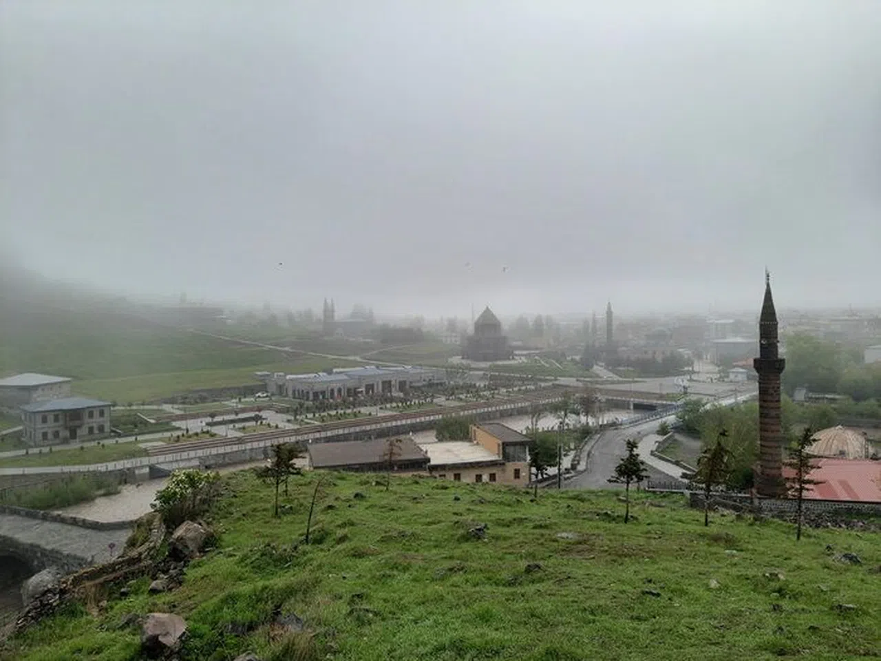 Kars sis bulutları arasında kayboldu
