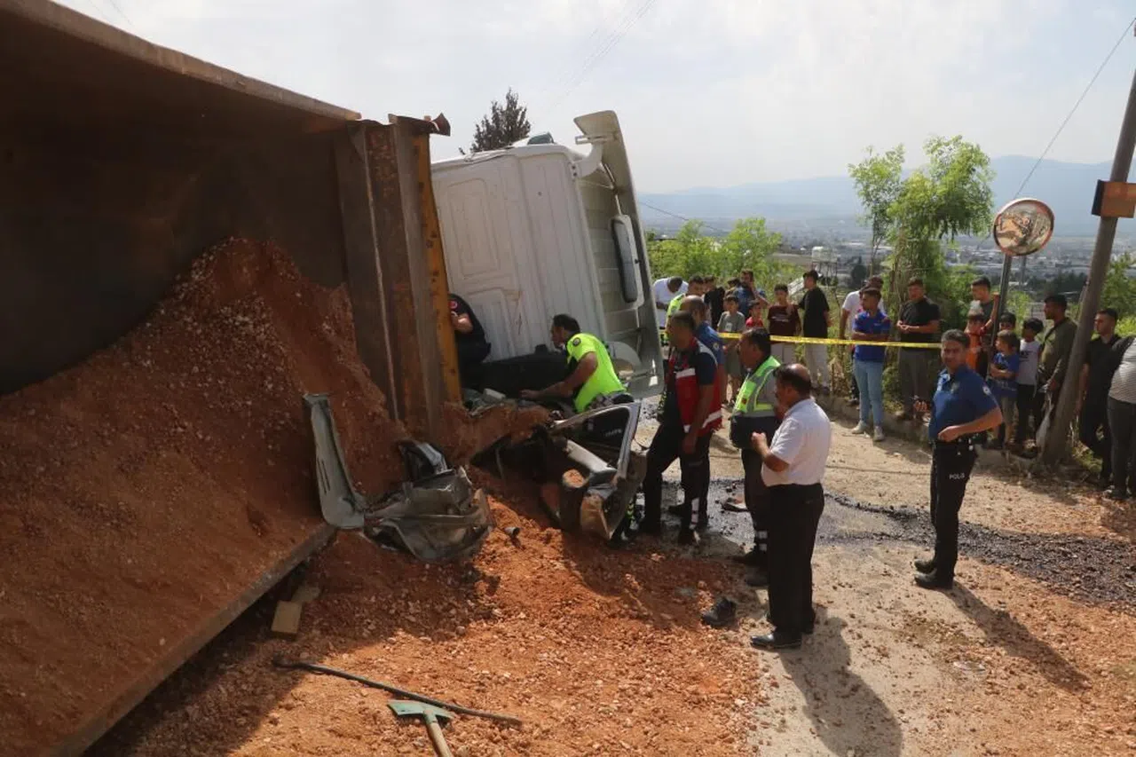 Devrilen hafriyat kamyonu otomobili ezdi: 3 yaralı
