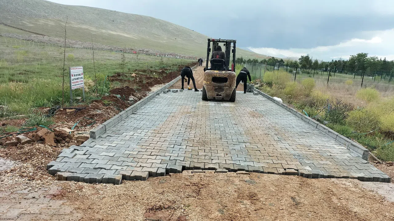 Afşin Asri Mezarlığı'nda Yol Yenileme Çalışmaları