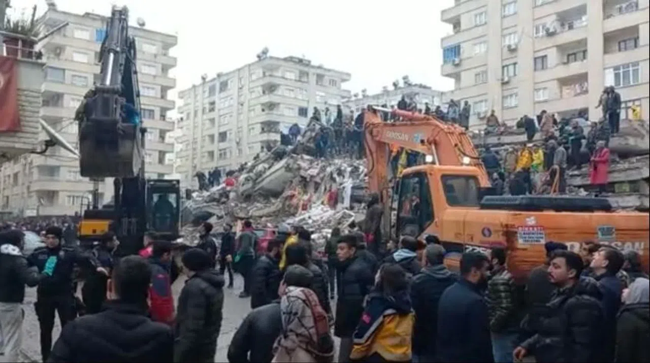 Ailesini depremde kaybettiğini rüyasında gördü