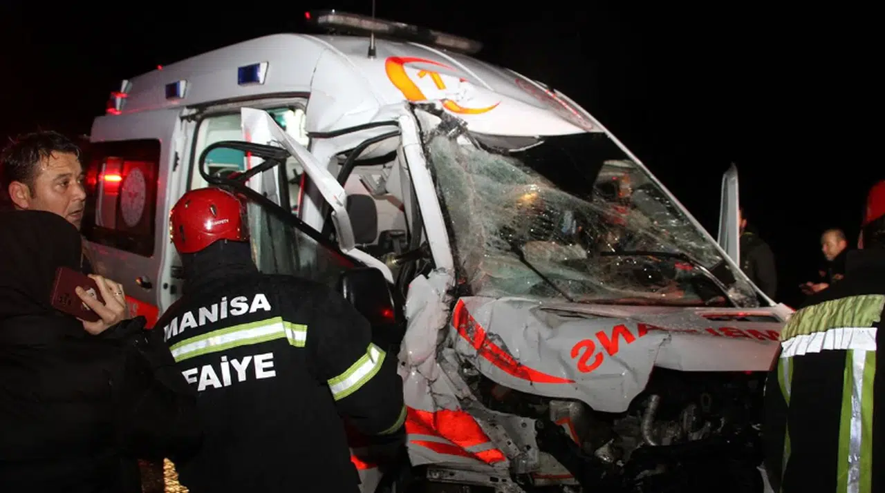 Ambulansın karıştığı kazada 1 kişi öldü, 4 sağlık personeli yaralandı