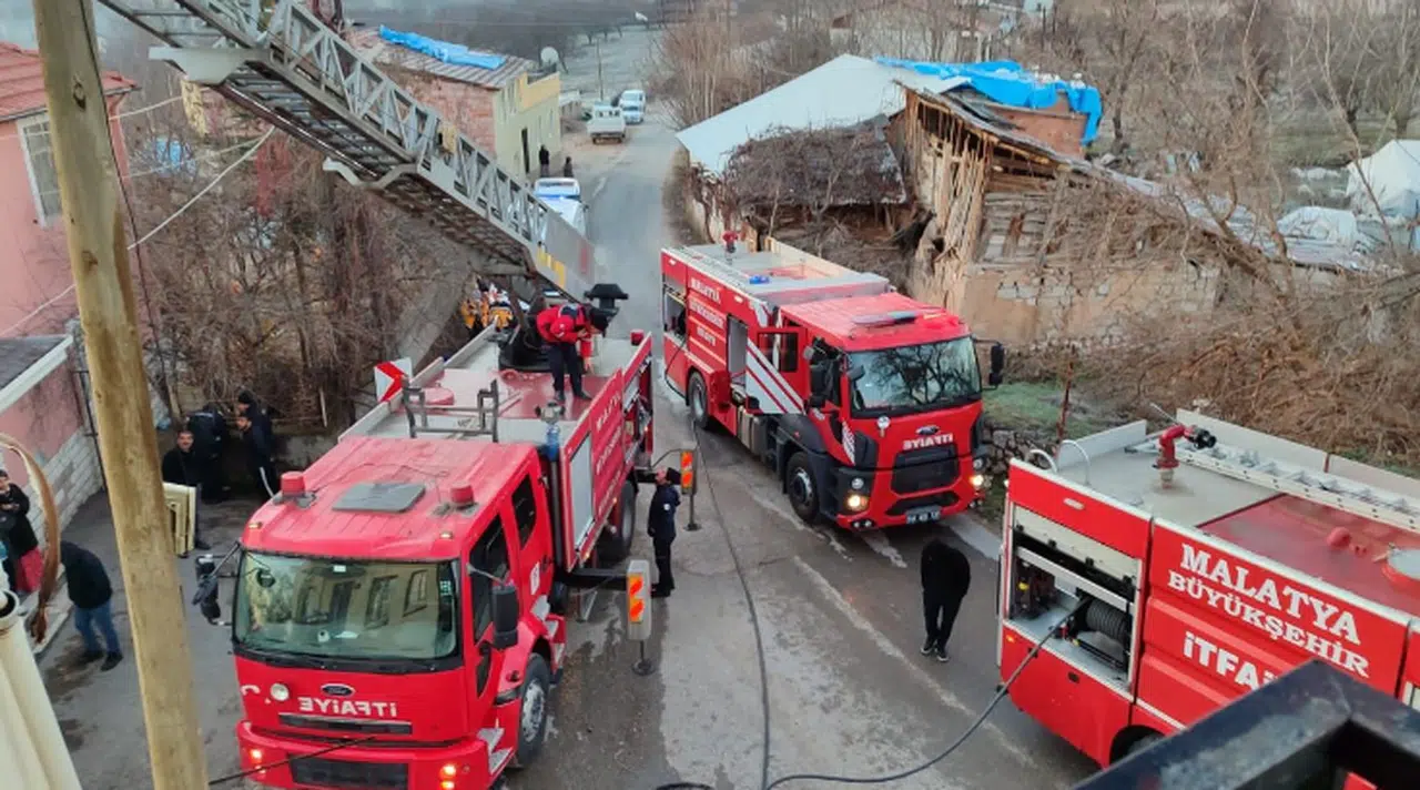 Çıkan yangın evi kullanılamaz hale getirdi