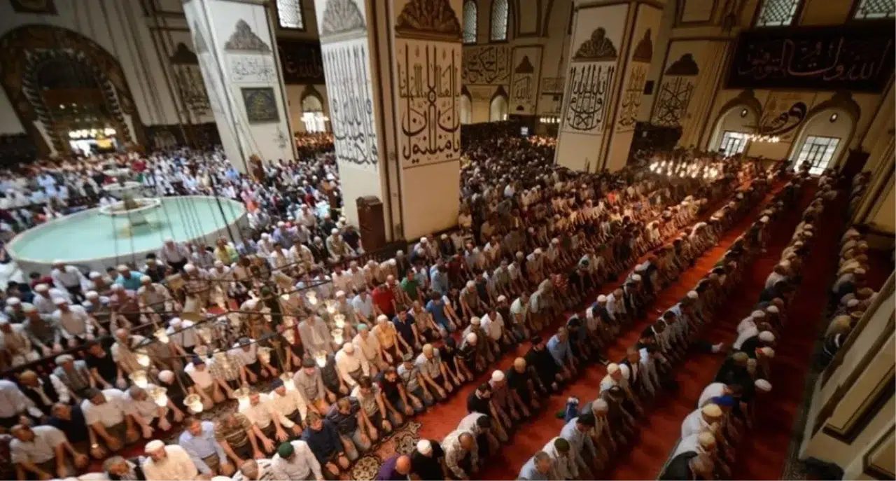 Cuma namazı kılınışı, Cuma namazı farz mı, sünnet mi? Cuma namazı kaç rekat, nasıl kılınır?