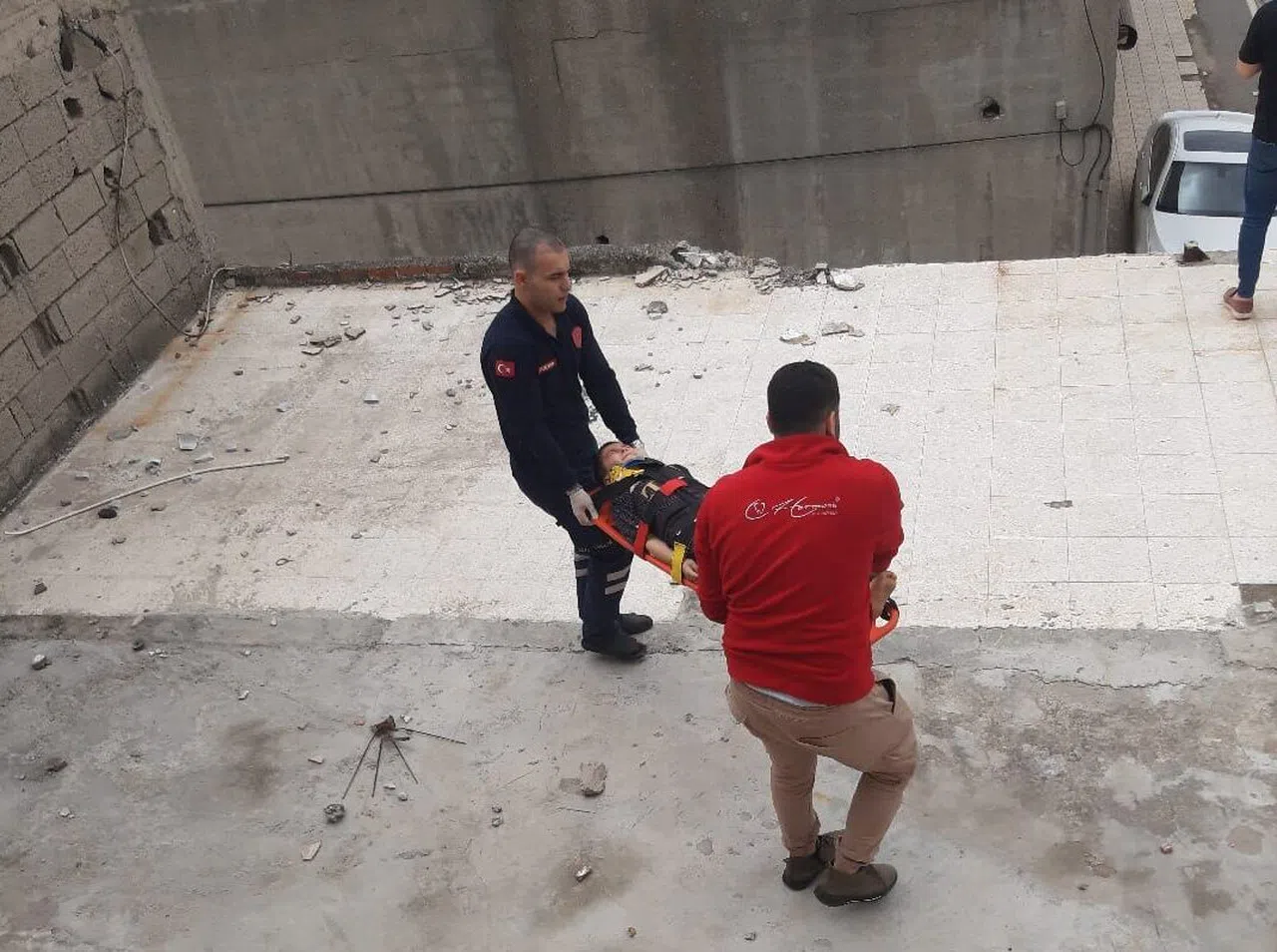 Çatıya düşen çocuğu itfaiye kurtardı