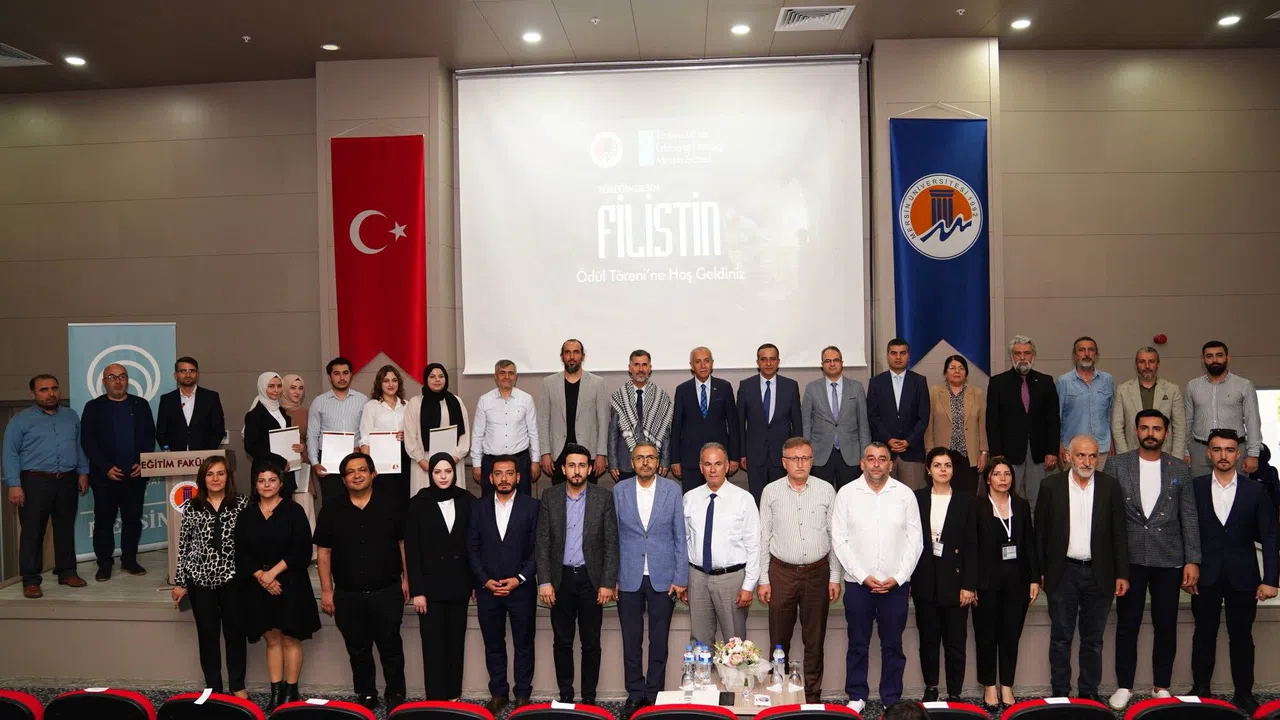 "Yüreğimdesin Filistin" konulu deneme yarışmasında dereceye girenlere ödülleri verildi