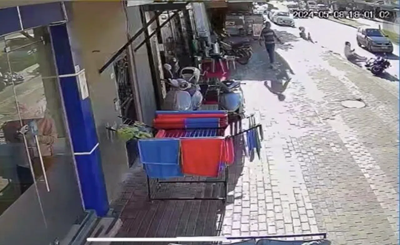 Otomobilin çarptığı motosikletli ayaklarının dibine düştü, vurdumduymazlığıyla 'pes' dedirtti