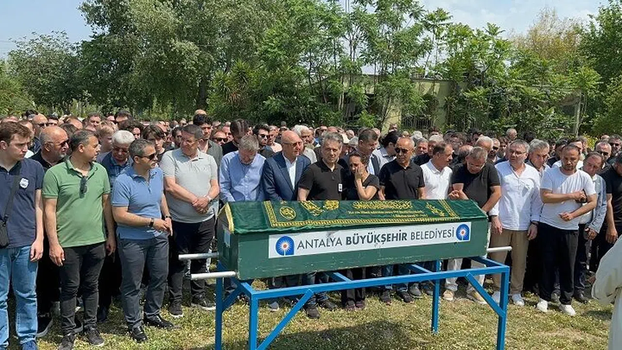 Zoom üzerinden mülakatta kalp krizi geçiren öğrenci Antalya’da son yolculuğuna uğurlandı