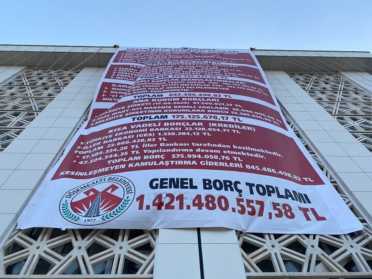 Antalya'da belediye, önceki CHP'li yönetimin borçlarını belediye binasına astı