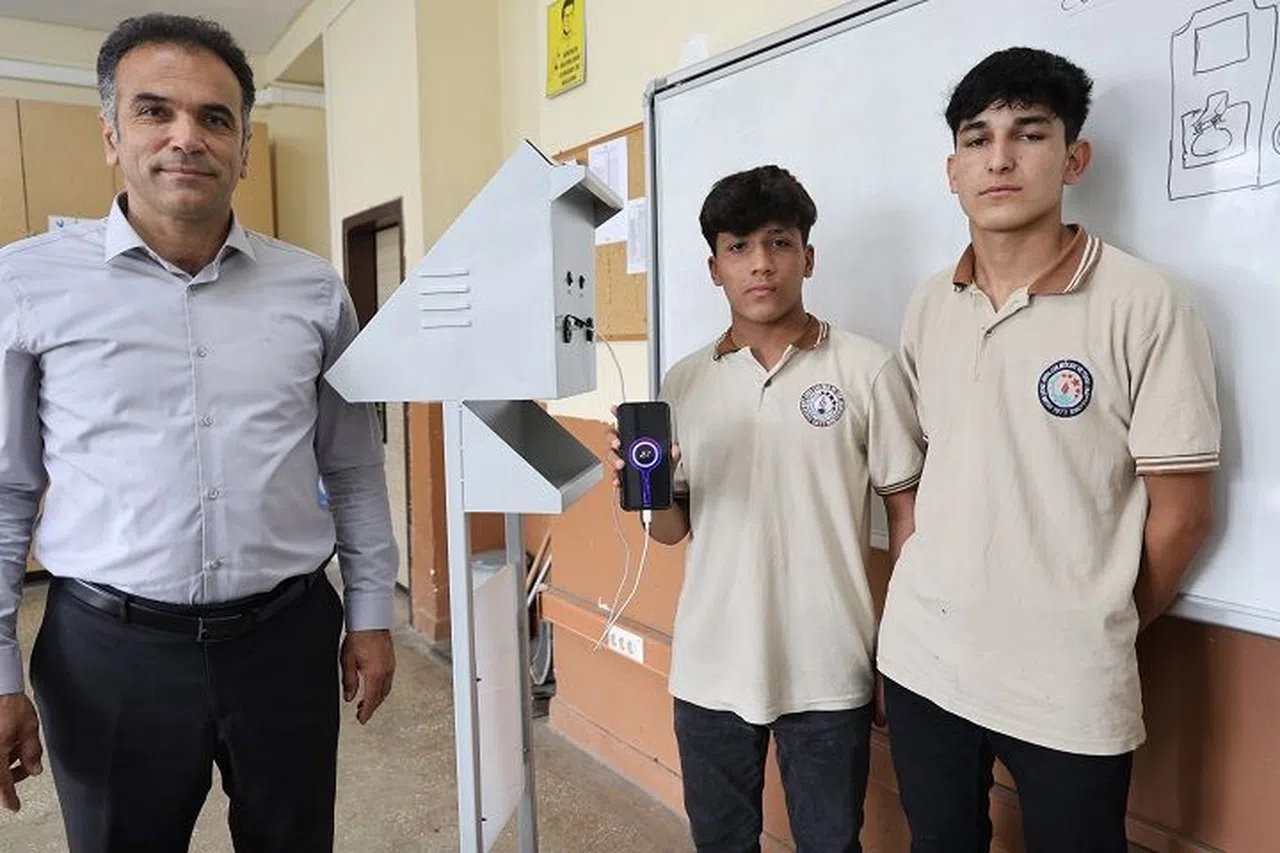 Adanalı meslek lisesi öğrencileri afetlerden ilham aldı, güneş enerjisi sistemiyle çalışan şarj istasyonu üretti