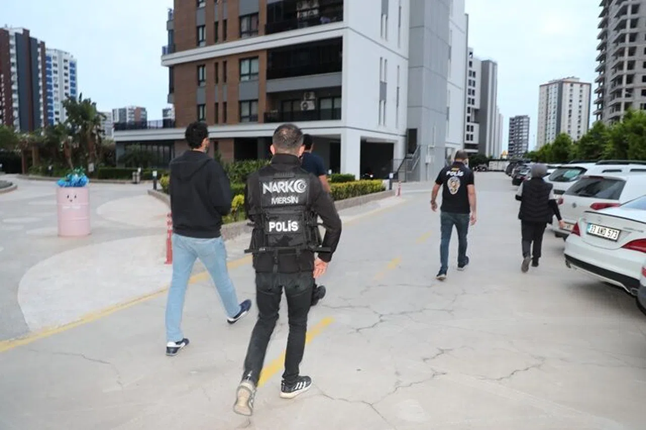 Mersin'de siber polisinden çifte operasyon: 5 gözaltı