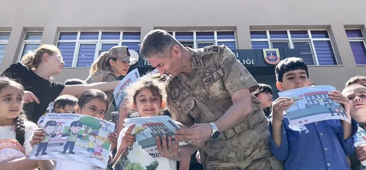 Miniklerden jandarmaya anlamlı ziyaret