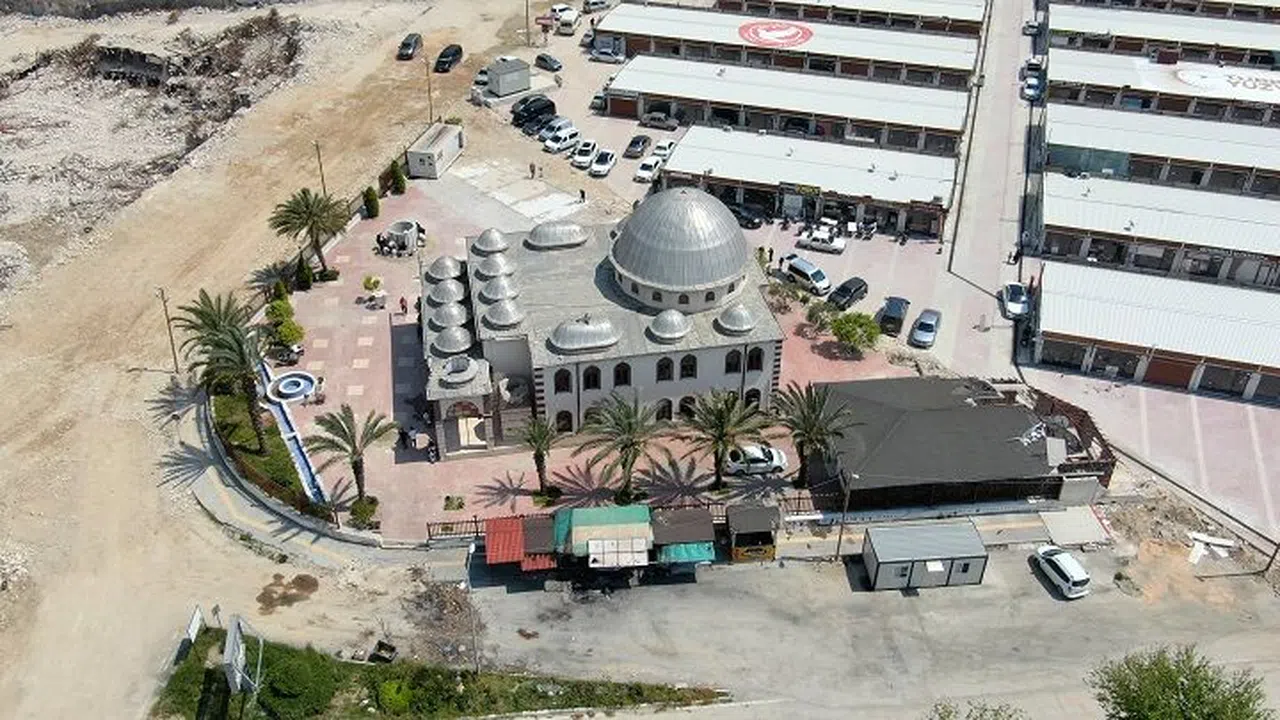 Çevresindeki yüzlerce yapı yıkılan camide ibadet devam ediyor