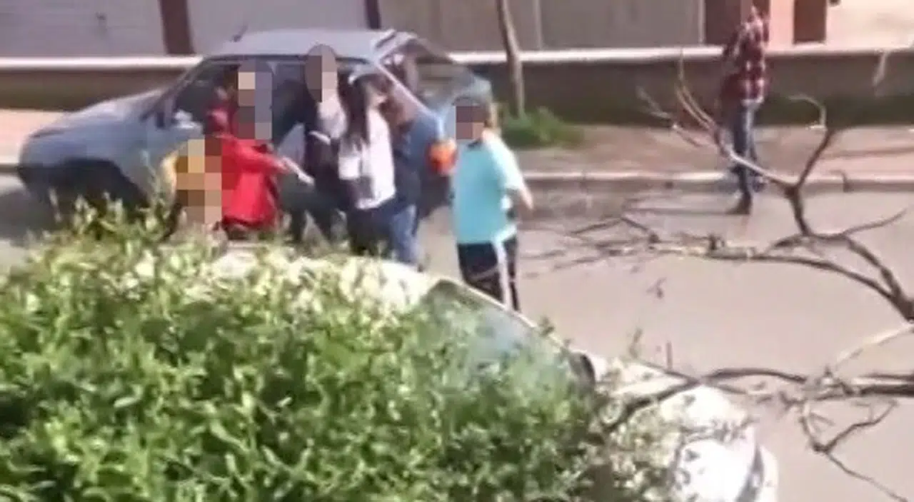 Kadınlar bıçaklı sopalı kavga etti