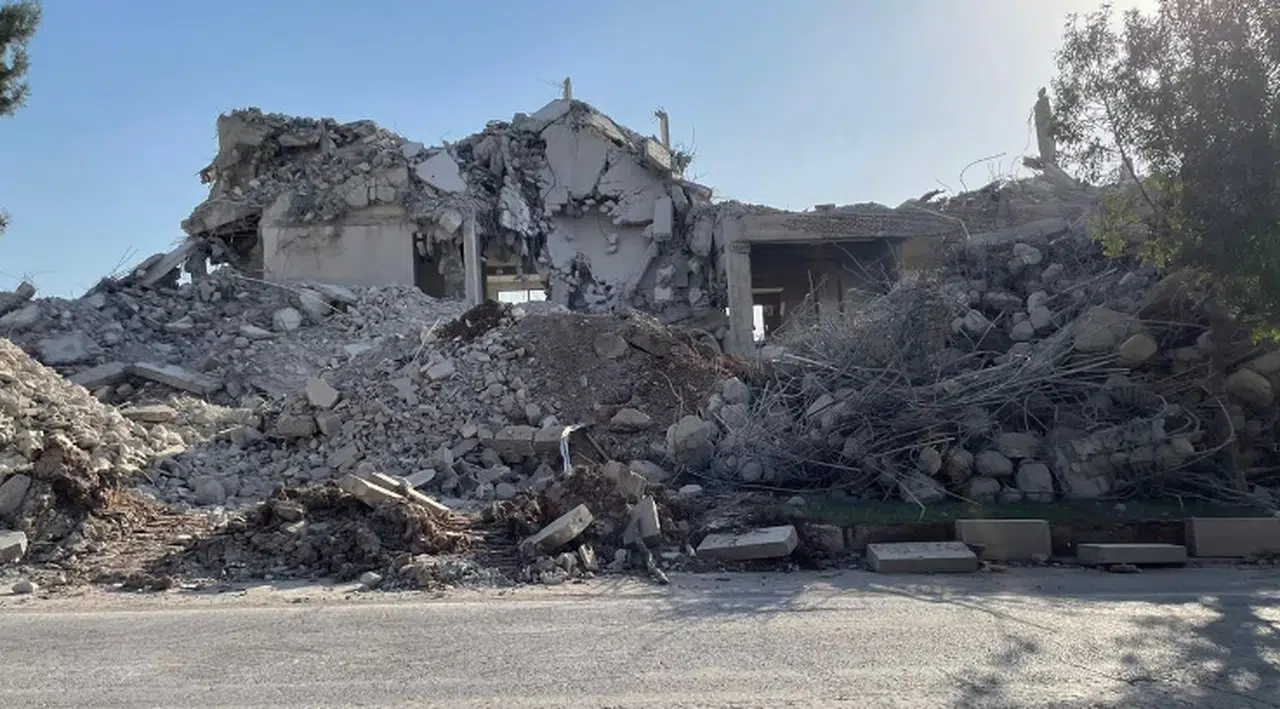 Kahramanmaraş’ta ağır hasarlı binaların yıkımı devam ediyor