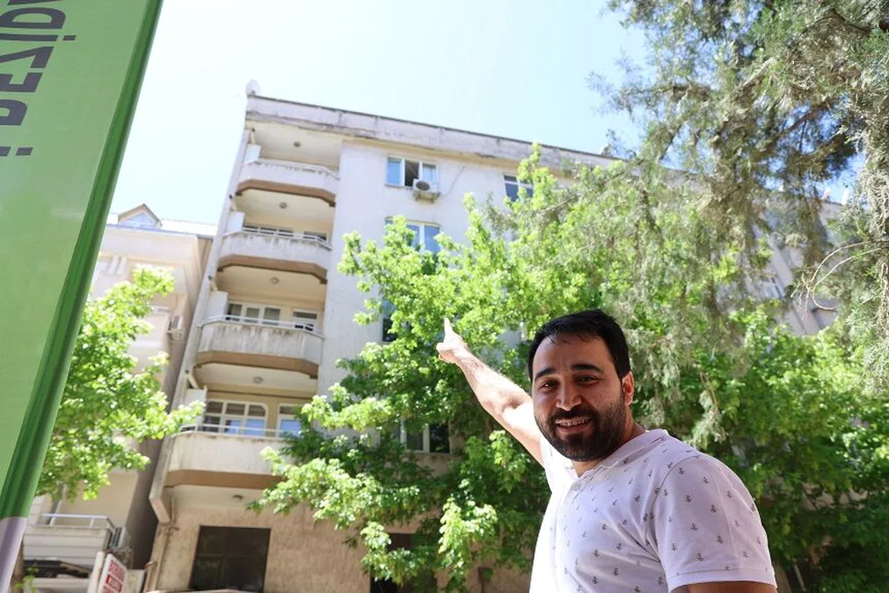 Kahramanmaraş'ta beton parçaları düşen bina tehlike oluşturdu