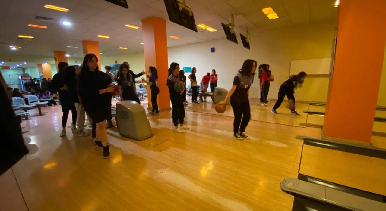Kahramanmaraş’ta lise öğrencileri hünerlerini bowling salonunda sergiledi