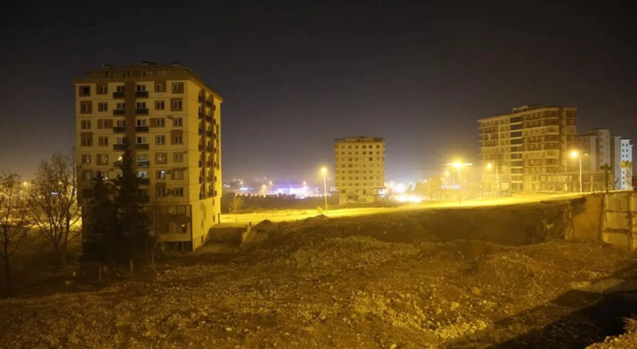 Kahramanmaraş’ta yılbaşı gecesi enkaz alanlarında sessizlik