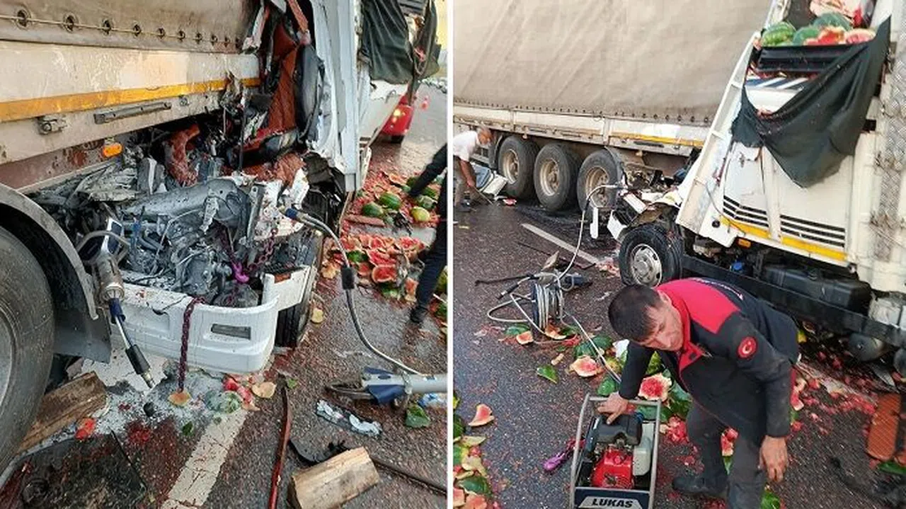 Tır ile kamyonet çarpıştı: Meyveler heba oldu