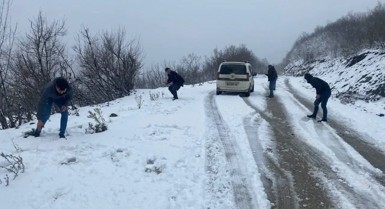 Kar yağışına hasret vatandaşlar çocuklar gibi eğlendi