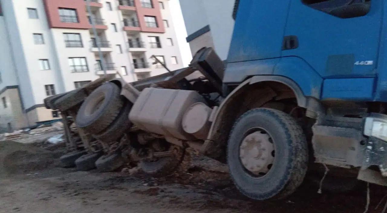 Karacasu TOKİ'de tır devrildi
