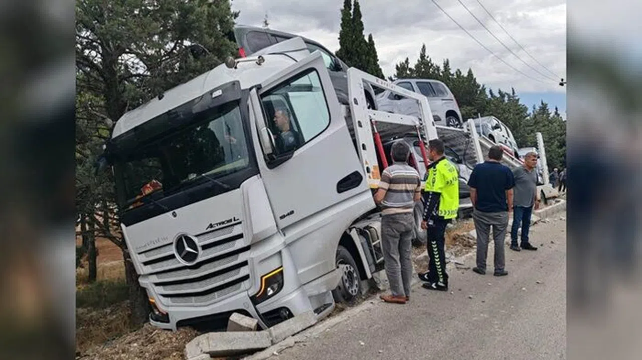 Araba yüklü tır şarampole dalarak toprak zemine saplandı