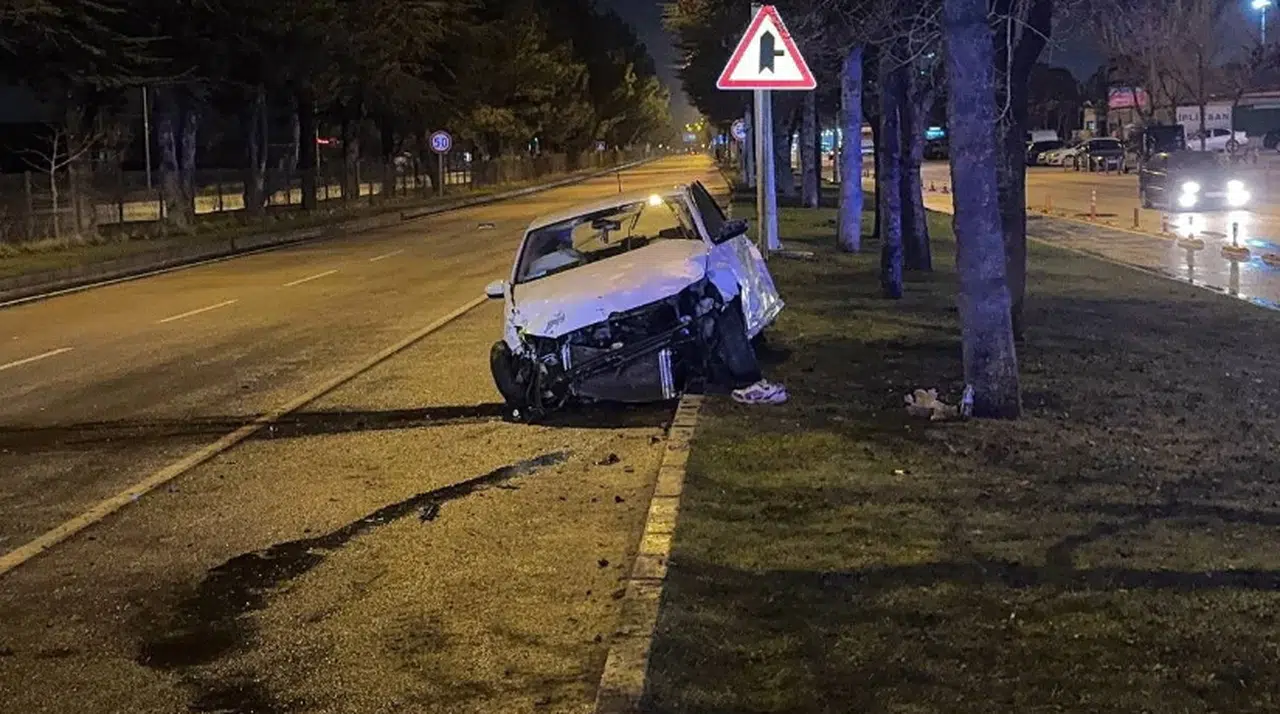 Kontrolden çıkan araç refüje çarptı: 1 ölü, 1 yaralı