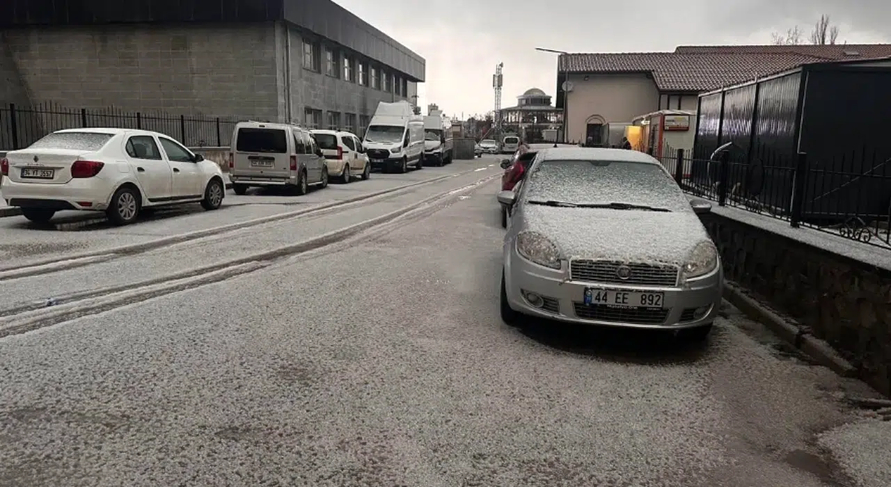 Malatya’da yağan dolu yolları beyaza büründü